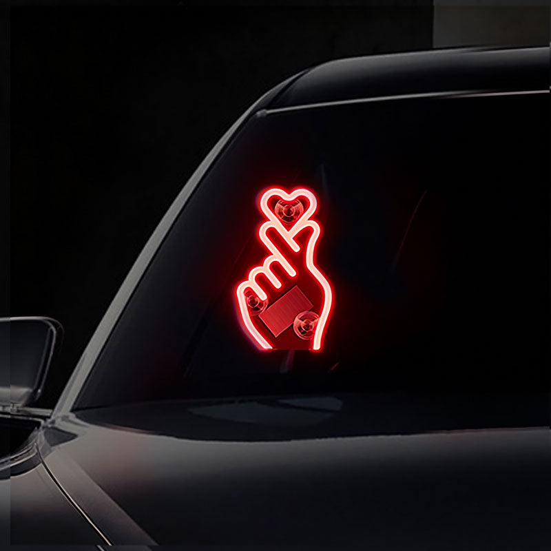 Hjerteformet LED-stemningsbelysning installert i bilen