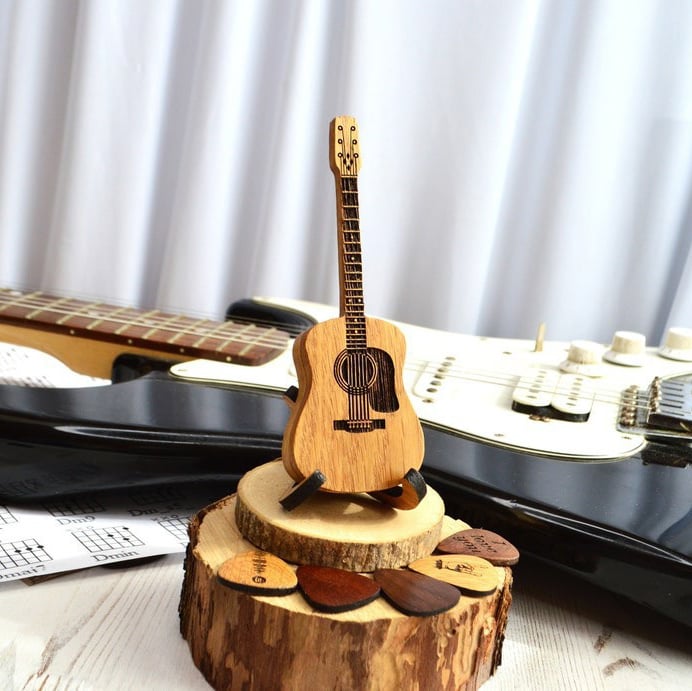 🎁Plukkeboks i tre til akustisk gitar🎸
