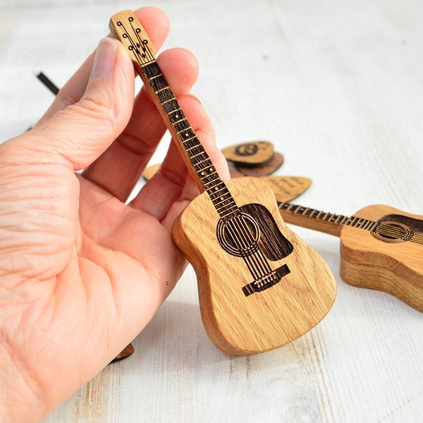 🎁Plukkeboks i tre til akustisk gitar🎸