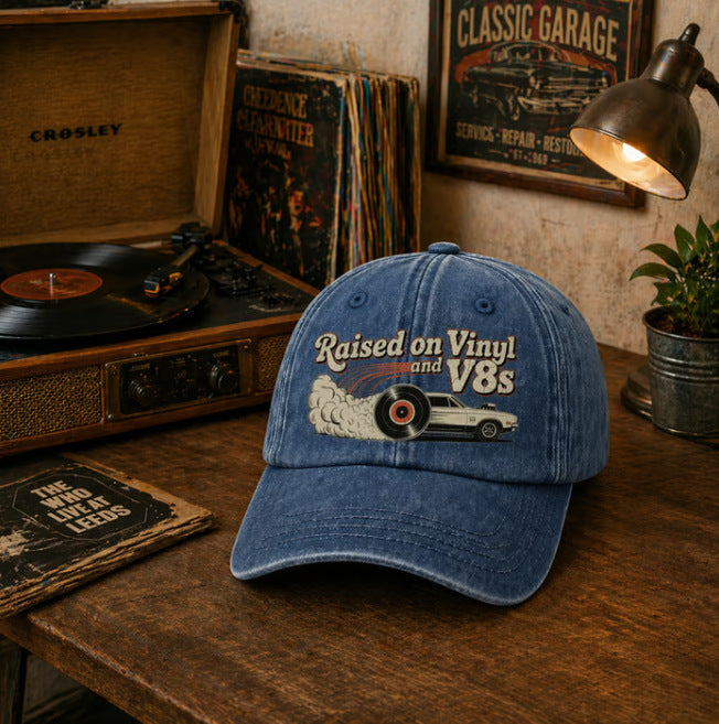 🏽Siste dag med 49 % rabatt – «Raised on Vinyl and V8s» – den broderte klassiske capsen for bilentusiaster