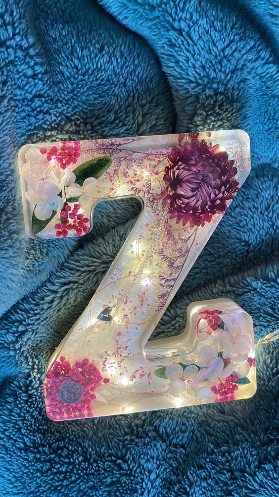 🌸Siste dag: 49 % rabatt – Nattlampe i harpiks med blomstermotiv