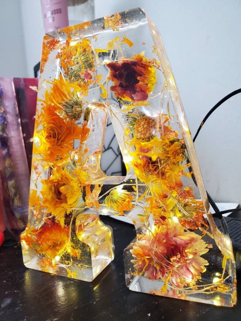🌸Siste dag: 49 % rabatt – Nattlampe i harpiks med blomstermotiv