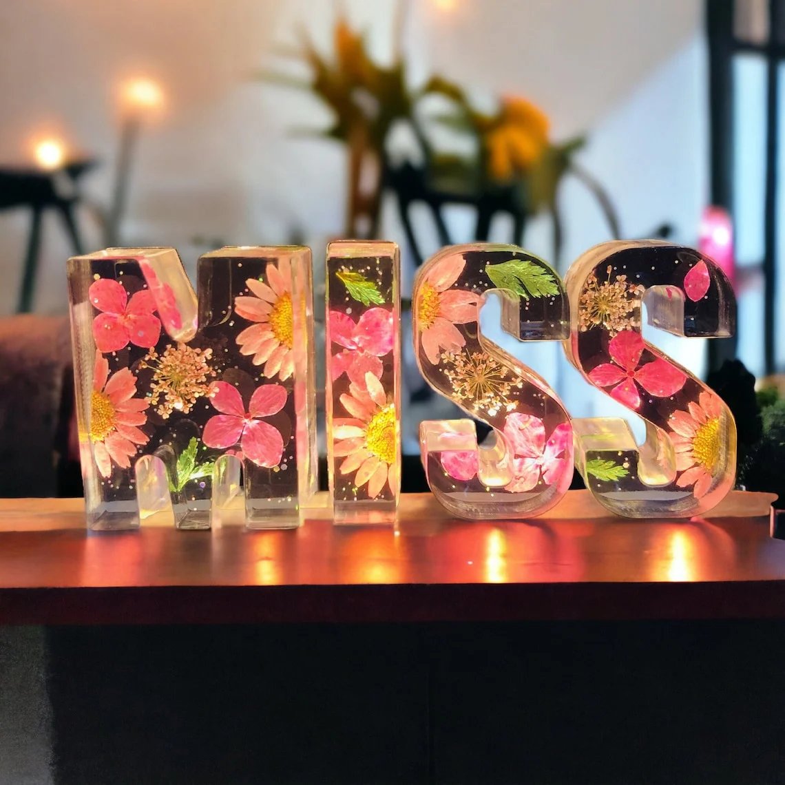 🌸Siste dag: 49 % rabatt – Nattlampe i harpiks med blomstermotiv
