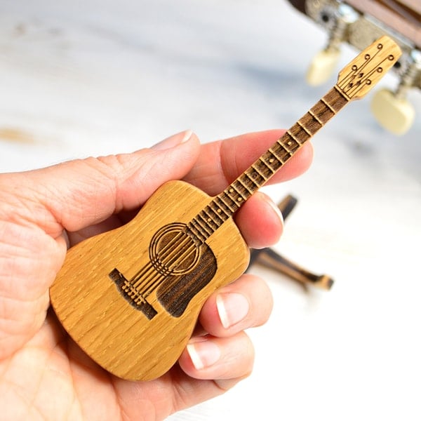 🎁Plukkeboks i tre til akustisk gitar🎸
