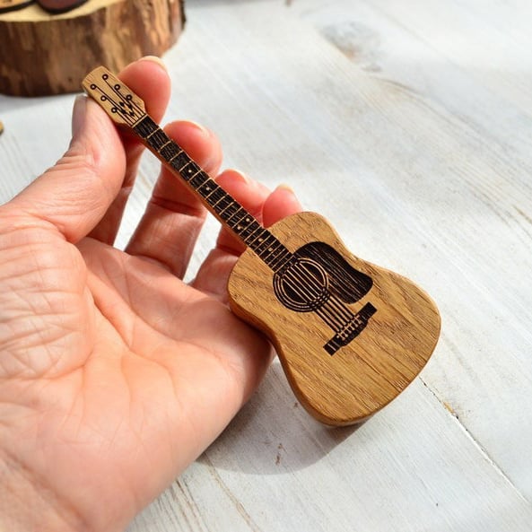 🎁Plukkeboks i tre til akustisk gitar🎸