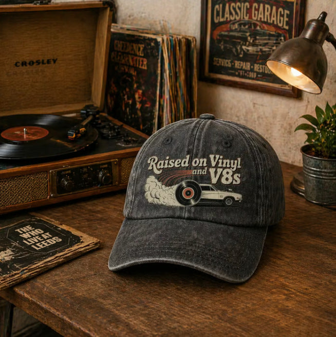 🏽Siste dag med 49 % rabatt – «Raised on Vinyl and V8s» – den broderte klassiske capsen for bilentusiaster