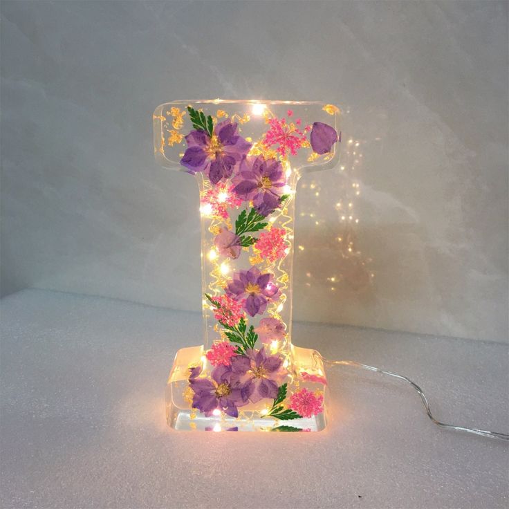 🌸Siste dag: 49 % rabatt – Nattlampe i harpiks med blomstermotiv