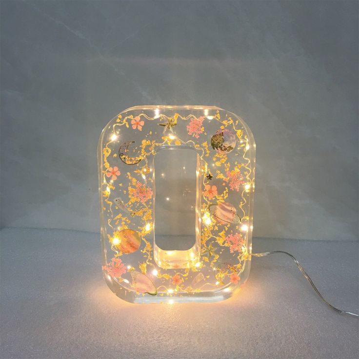 🌸Siste dag: 49 % rabatt – Nattlampe i harpiks med blomstermotiv