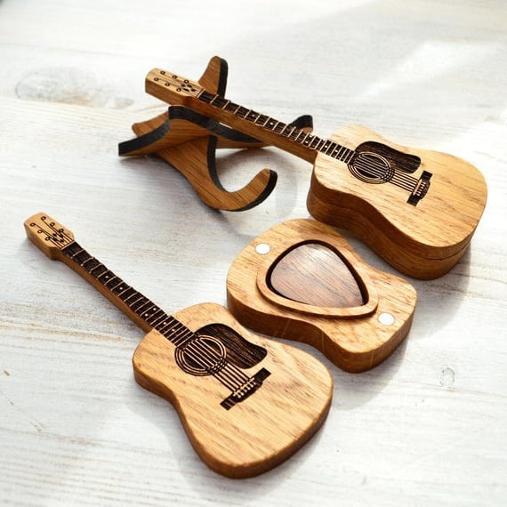 🎁Plukkeboks i tre til akustisk gitar🎸