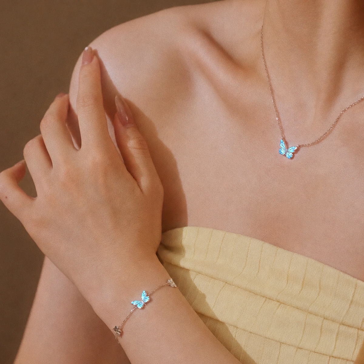 🦋💙Sett med lysende sommerfugl-anhengskjede og armbånd
