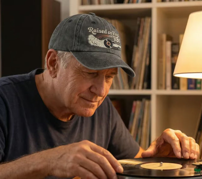 🏽Siste dag med 49 % rabatt – «Raised on Vinyl and V8s» – den broderte klassiske capsen for bilentusiaster