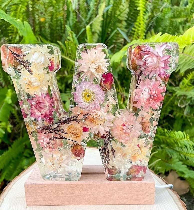 🌸Siste dag: 49 % rabatt – Nattlampe i harpiks med blomstermotiv