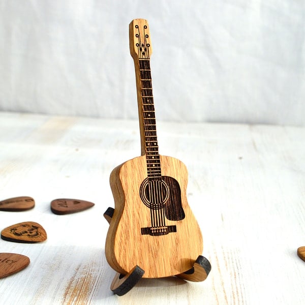 🎁Plukkeboks i tre til akustisk gitar🎸