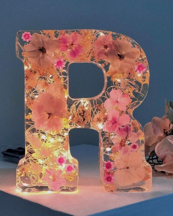 🌸Siste dag: 49 % rabatt – Nattlampe i harpiks med blomstermotiv